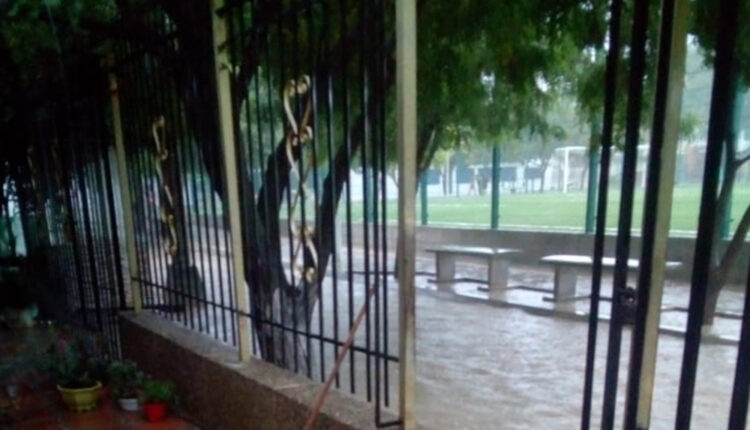 PerlaCaribe's tweet photo. #ATENCIÓN Lluvias afectan entorno de la cancha Pedro León Acosta. Según las denuncias de los moradores del sector serían más de 30 viviendas que se encuentran en riesgo debido al represamiento de las aguas. Los residentes de Gaira aseguran sentirse inconformes tras los ‘estragos https://t.co/GK66VmgGxV