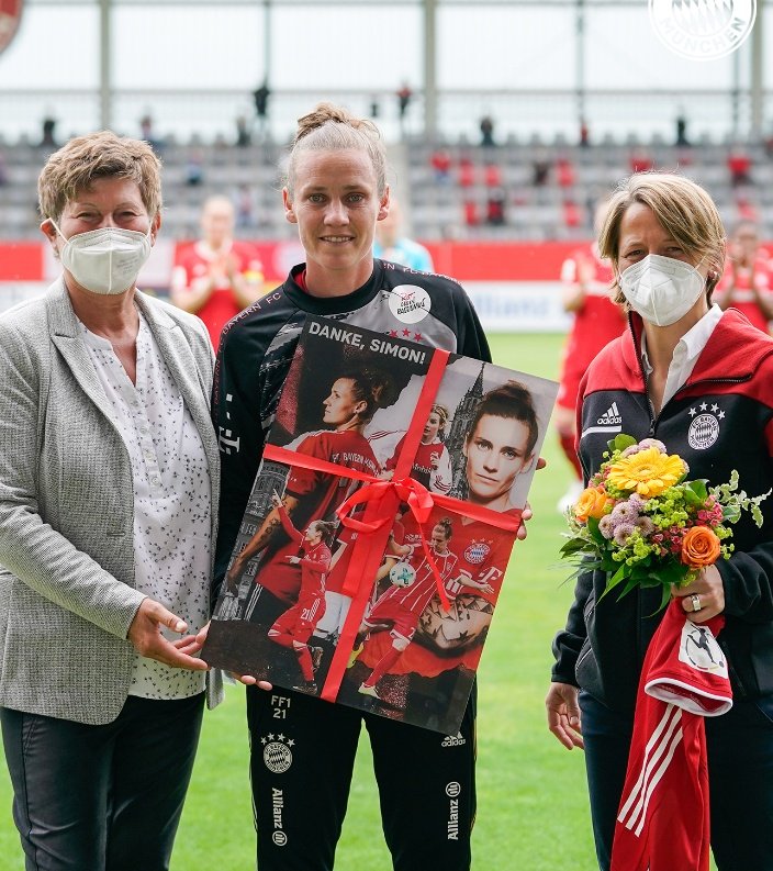 JM_ROMO's tweet photo. Tras una exitosa carrera internacional y a nivel de clubes, la mediocampista alemana @SimoneLaudehr se despide del fútbol profesional
#DankeSimone https://t.co/xIGYRnpXLr