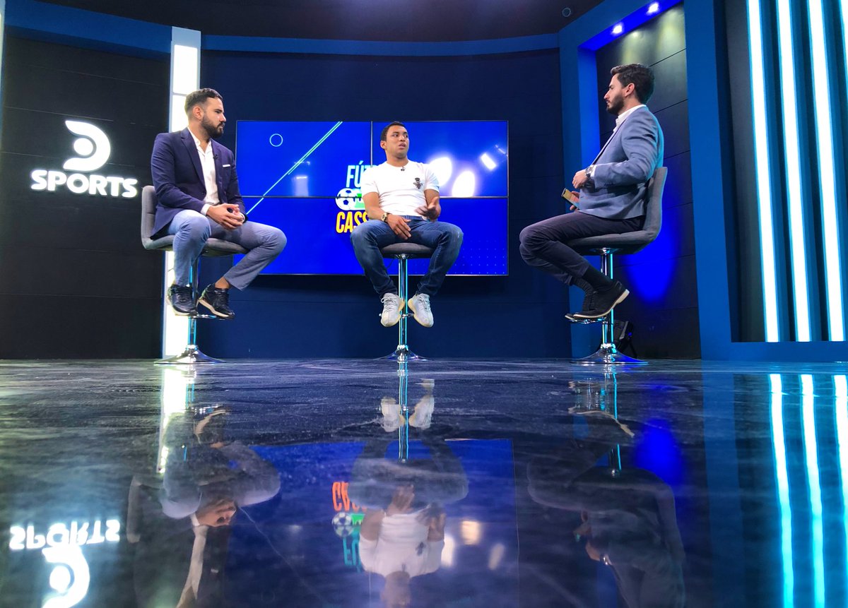 DSportsEC's tweet photo. ¡Programón de @f_sin_cassette ⚽️!
@JeffMONTERO23 nos acompaña esta noche para conversar sobre su trayectoria futbolística y su presente en México 🇲🇽. ¡No te lo pierdas a partir de las 21h30 ⏰, por @DIRECTVSports en los canales 610/1610 HD y a través de @DIRECTVGO!
#FSCxDIRECTV https://t.co/9i08T6Hq6Z