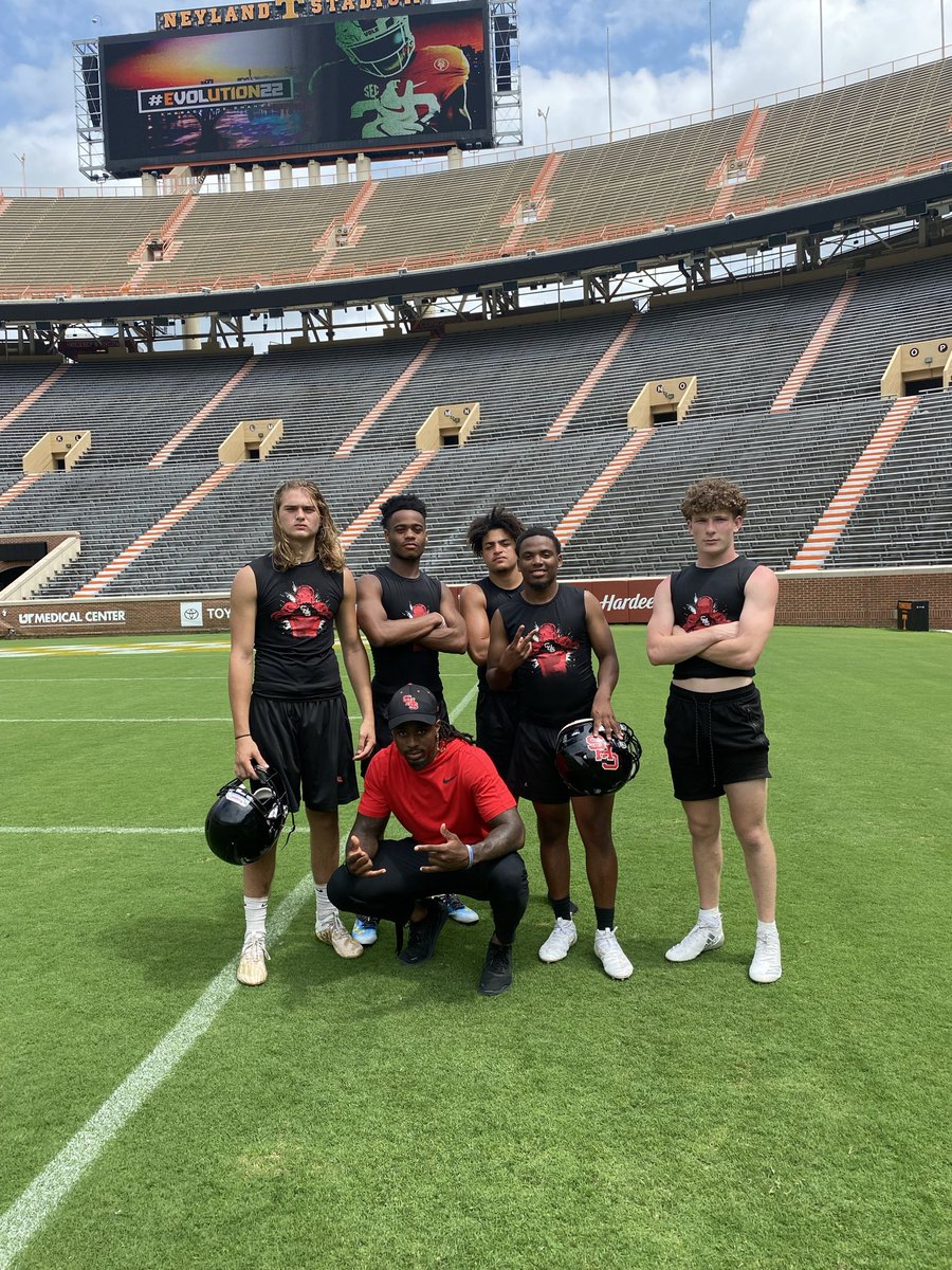 CoachAllen02's tweet photo. Blessed to have such a great group of young men to start my First year as a Cornerback Coach. Love these guys

🐾🔴⚫️ https://t.co/2bQYHgkG62
