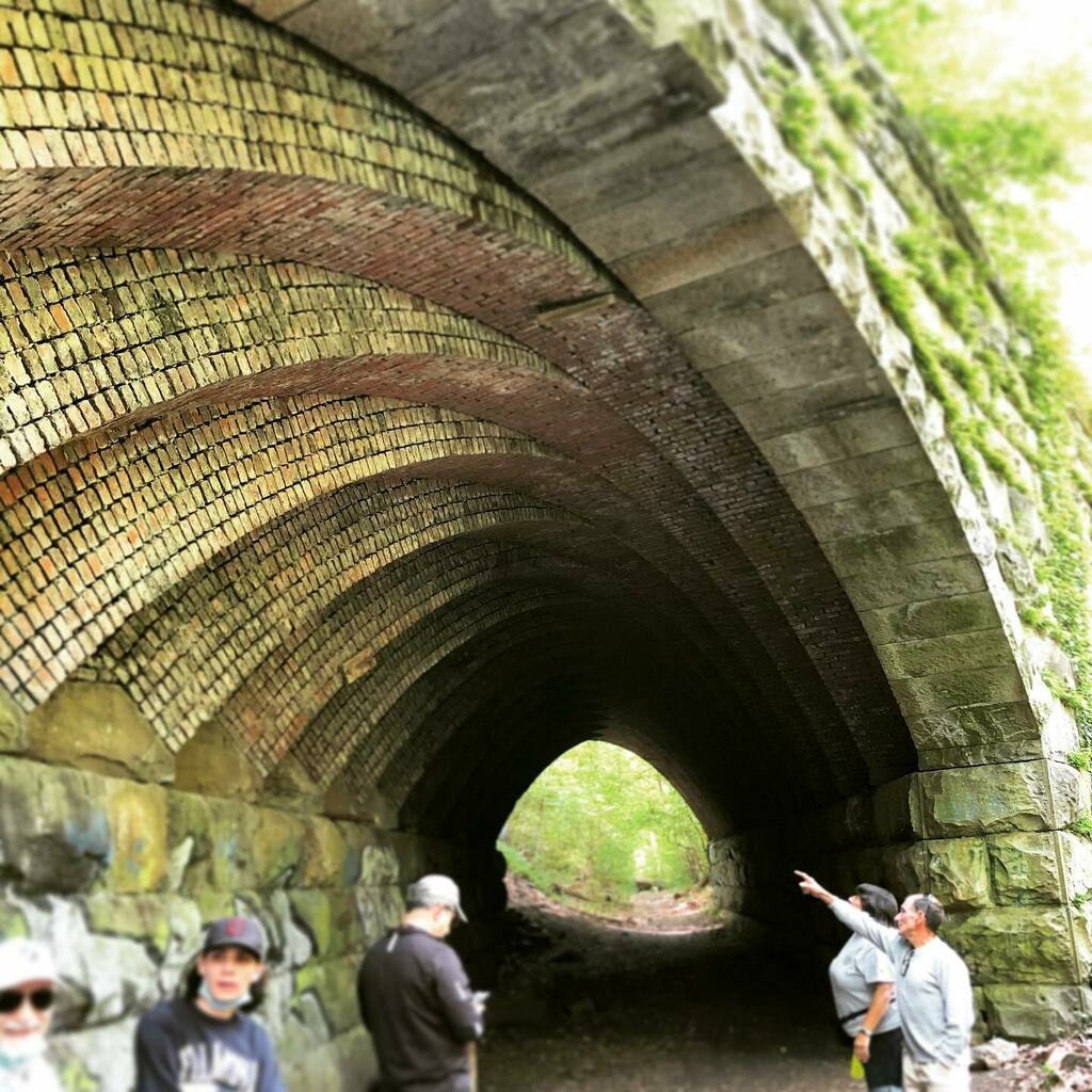 The original golden arches.
🥾🍃☀️
#stonearchbridge #hiddengem #oldtrolleyline #myphillyphoto #billypenngram