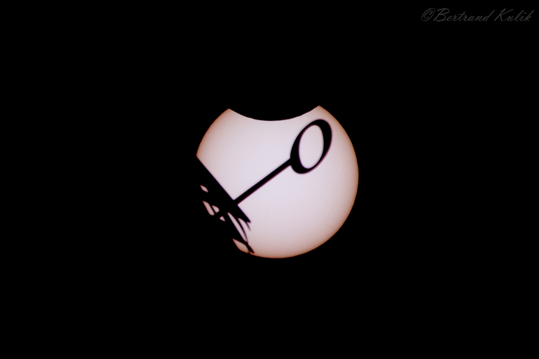 ptrenard's tweet photo. L'éclipse partielle de soleil.
Avec quelques points cardinaux des girouettes de l'hotel de ville et des gargouilles de la tour St Jacques ;)

#eclipse #sky #paris #eclipsepartielle #sun_eclipse #villedeparis #hoteldeville https://t.co/1P7xcXrkL9