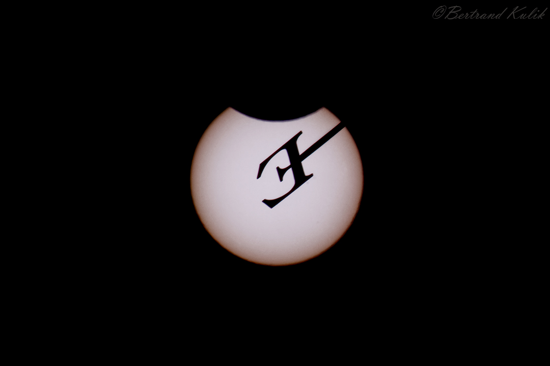 ptrenard's tweet photo. L'éclipse partielle de soleil.
Avec quelques points cardinaux des girouettes de l'hotel de ville et des gargouilles de la tour St Jacques ;)

#eclipse #sky #paris #eclipsepartielle #sun_eclipse #villedeparis #hoteldeville https://t.co/1P7xcXrkL9