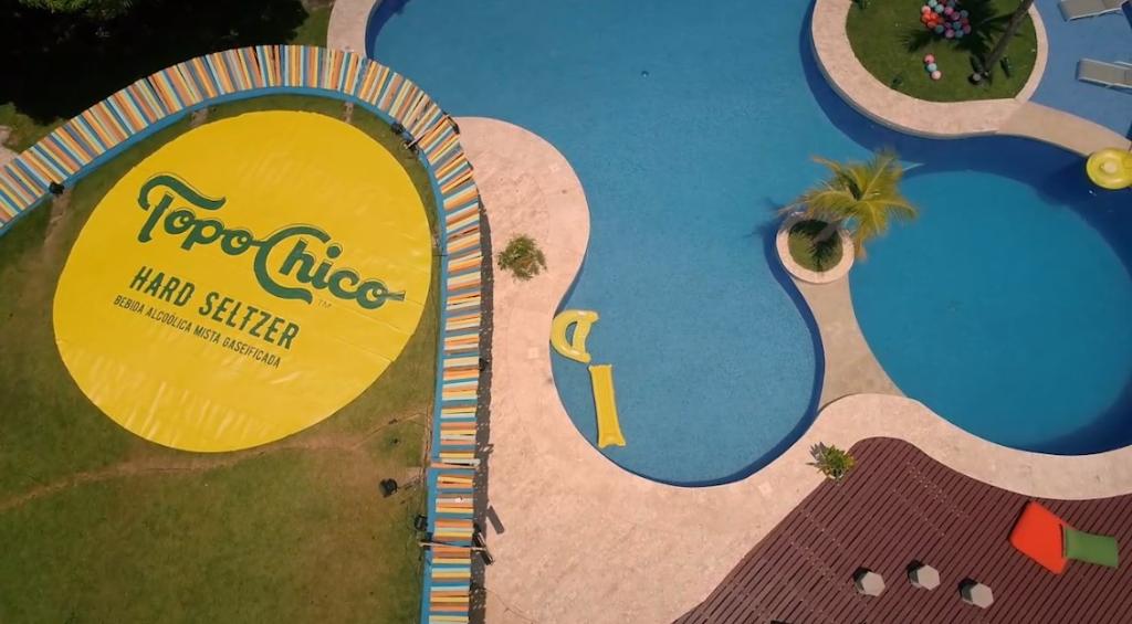 Parece que hoje o clima do #DeFeriasCelebs vai esquentar, hein? Só #TopoChicoHardSeltzer pra refrescar a galera! 90 calorias por lata e #ExNaMTV.

E aí, topa? linktr.ee/topochicohsbr/ É hoje, às 22h na <a href="/MTVBrasil/">MTV BRASIL</a>.
@mtvdeferiasbr  #BebaComModeracao
