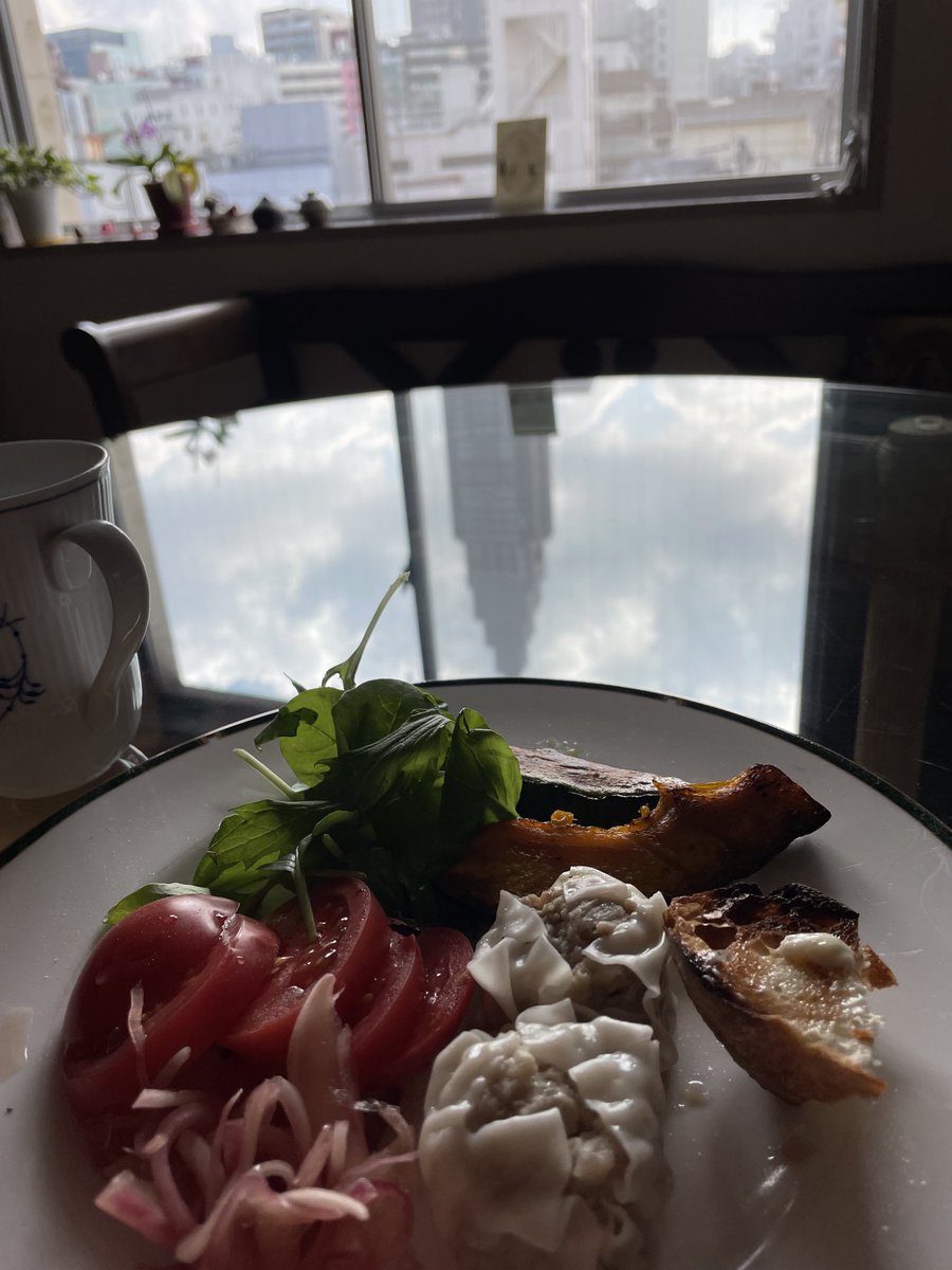 ガラスのテーブルに写った窓からの景色と私の朝ご飯🌈