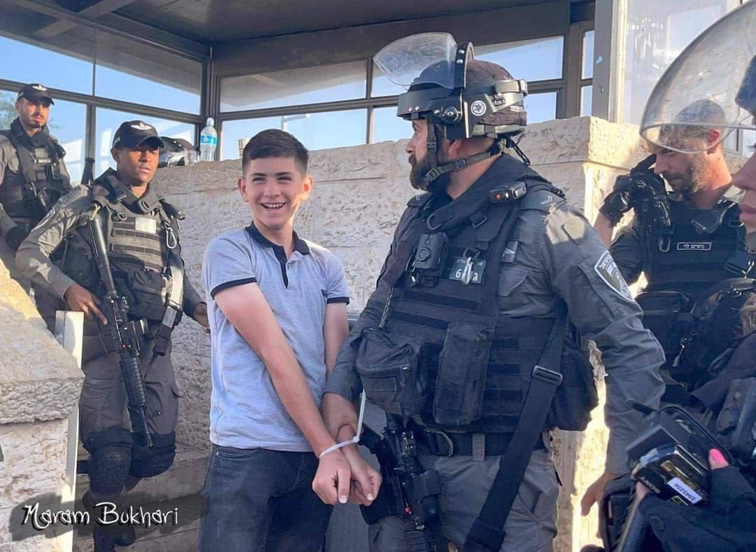 fakhrifadzli's tweet photo. Muhammad Al-Fakhuri antara remaja yang ditahan dalam himpunan di Bab Al-Amud semalam. 
____

Di Palestin kita dapat lihat orang yang ditahan tersenyum lebar kerana mereka yakin perjuangan mereka adalah betul &amp; penahanan terhadap mereka adalah kezaliman.

#SavePalestin https://t.co/iLMp98rHhE