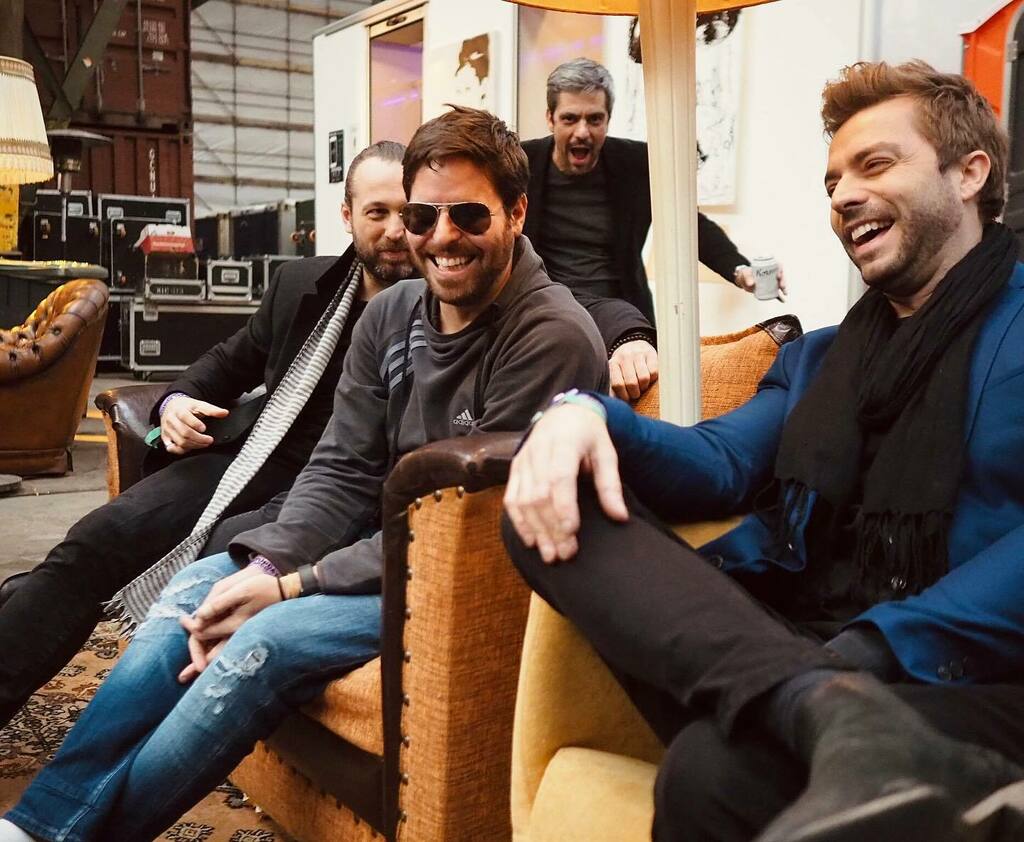 Momentos antes do nosso show juntos no DGTL em Amsterdã em 2016… que saudade de viajar pelo mundo levando nossa música 💔 <a href="/dgtlfestival/">dgtlfestival</a>