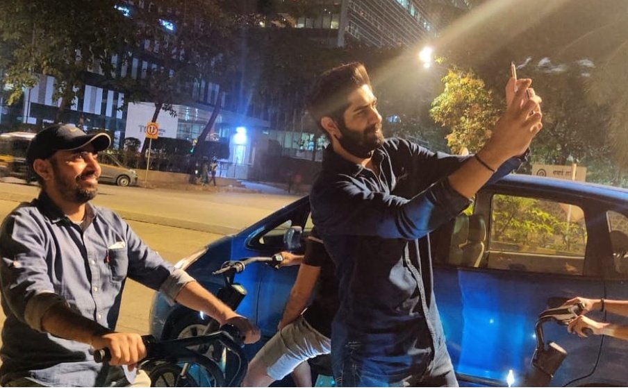 They r different but their night outs way is almost same sa simple as they both r.. 
Doesn't matter its an IV in car 
Or giving a selfee to his fan in public place.. 
No branded clothes
No blazer by him
No fashionable outfit by her
#IshqMeinMarjawan2 
#RrahulSudhir #HellyShah