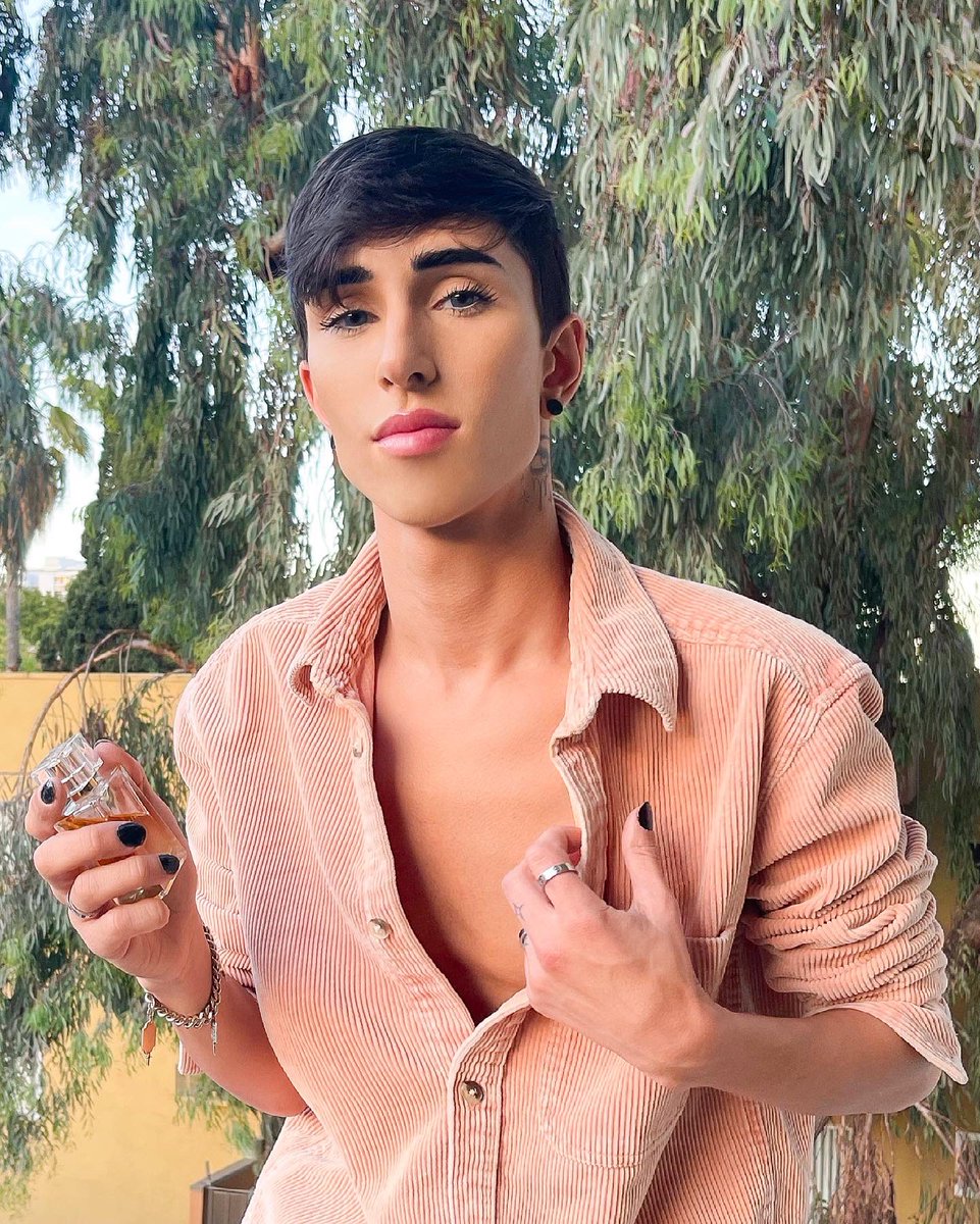GraysonGolden's tweet photo. Celebrating #PrideMonth by sharing my love for fragrance &amp; self-expression with @Boyfriend! 🏳️‍🌈 If you’ve met me in the past 3 years, you know I only wear one fragrance &amp; one fragrance only, and that’s #Boyfriend ✨ It’s warm, cozy, floral, woodsy and unisex 🔥 https://t.co/1IDYL8wuf2