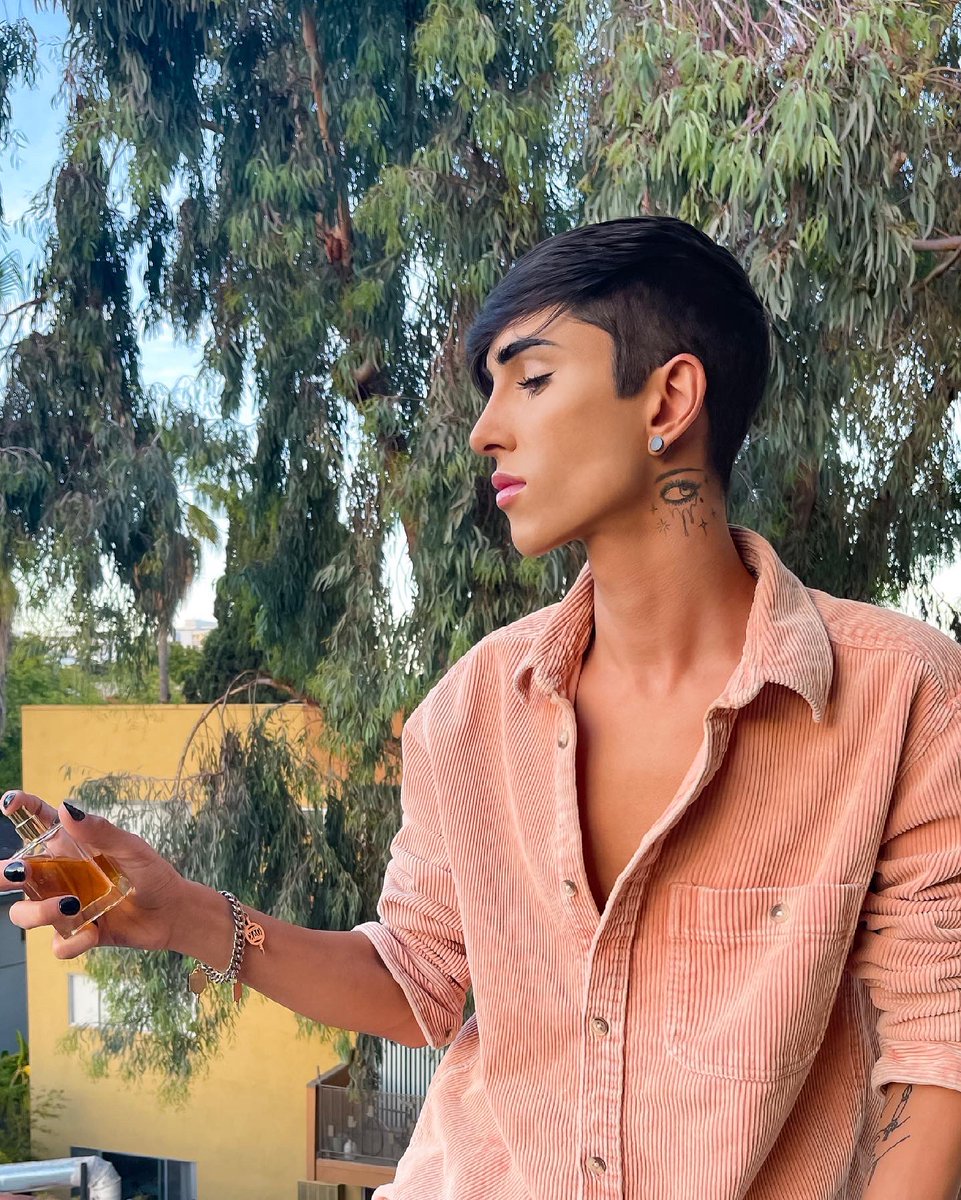 GraysonGolden's tweet photo. Celebrating #PrideMonth by sharing my love for fragrance &amp; self-expression with @Boyfriend! 🏳️‍🌈 If you’ve met me in the past 3 years, you know I only wear one fragrance &amp; one fragrance only, and that’s #Boyfriend ✨ It’s warm, cozy, floral, woodsy and unisex 🔥 https://t.co/1IDYL8wuf2