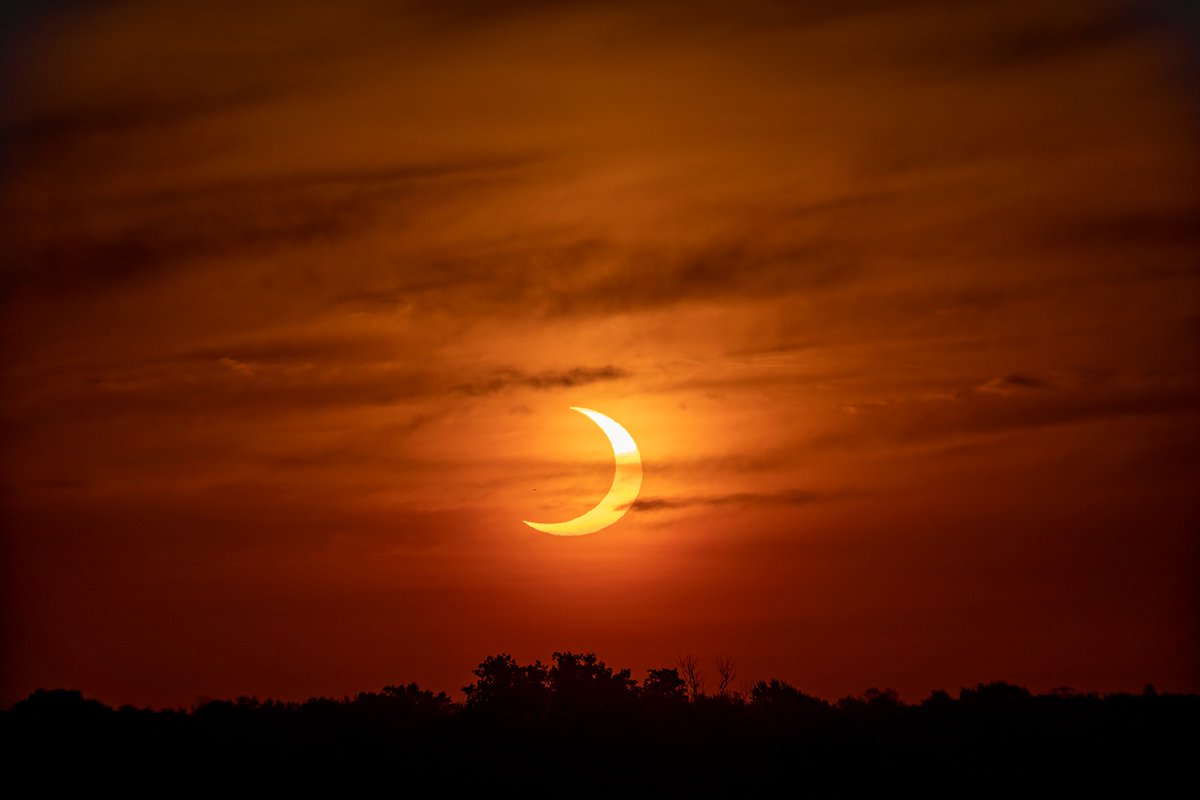 jacquiewalker4's tweet image. Some spectacular photos of the partial eclipse sent to  @news4buffalo today. Thanks to: Mike Insalaco, Pt. Abino, Ont., Alex Zimmer atop Hotel Lafayette, &amp;amp; Alan Friedman at Tri-Main Center. #Eclipse2021
