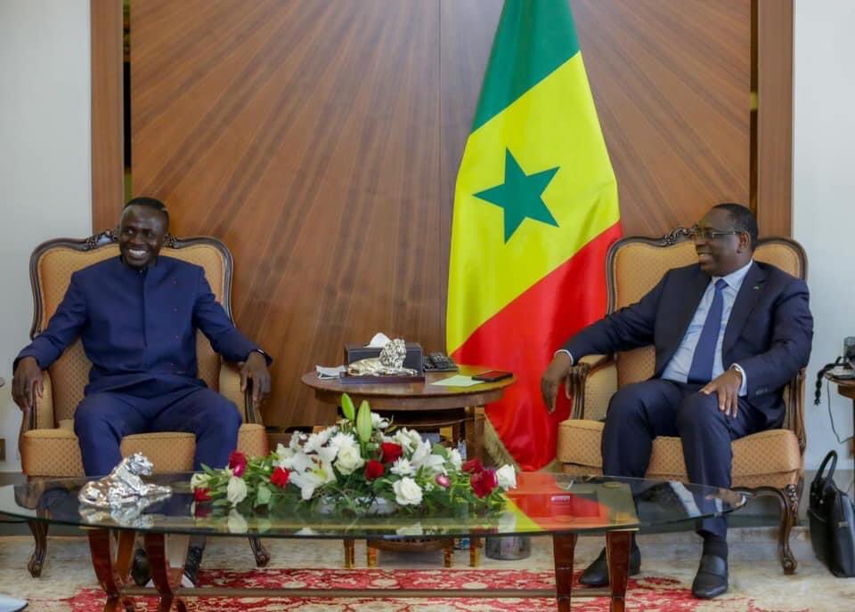 PR_Senegal's tweet photo. Le footballeur Sadio Mané a été reçu cet après-midi par le Président @Macky_Sall. L’attaquant de Liverpool a présenté au Chef de l’Etat un ambitieux projet de construction d’un hôpital à Bambali et compte sur l'accompagnement de l'Etat pour le personnel médical. https://t.co/aPBwtY8Iz7