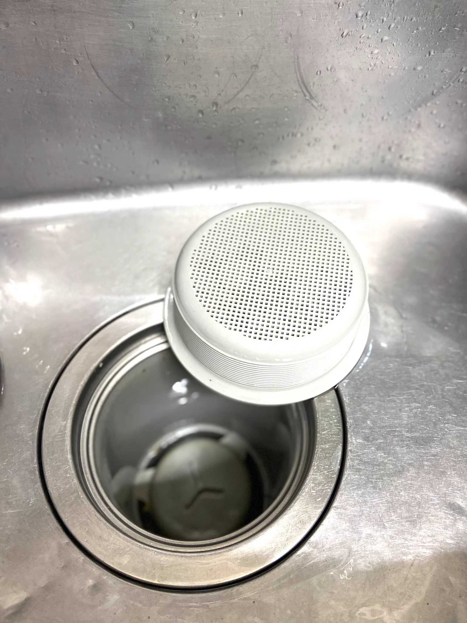 とっても実用的！排水溝にあるザルを掃除するときの役立ちテクニック！