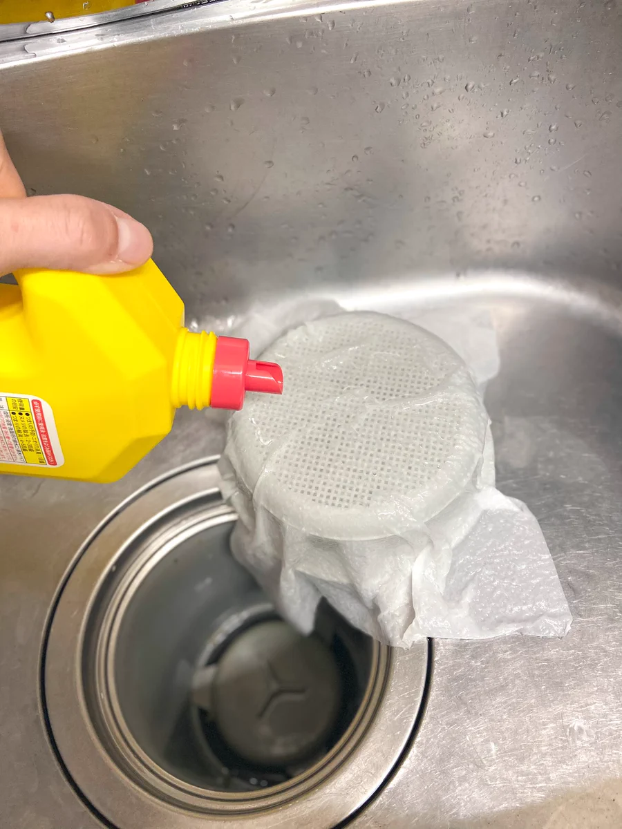 とっても実用的！排水溝にあるザルを掃除するときの役立ちテクニック！