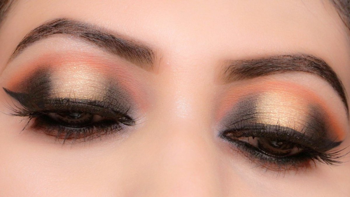 Hi guys try this beginner's friendly step by step black and golden halo  smokey eye makeup tutorial.Hope you like it. https://t.co/yvFh0dyaPa  #Haloeyes #halosmokeyeye #partyeye #halobridaleye #beginnerseyemakeup, image size:1200x675