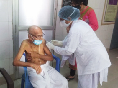 timesofindia's tweet photo. 125-year-old Kashi seer takes shot, oldest to get vaccinated 

READ: https://t.co/X5GWbeP3dl https://t.co/bSVVVxkokk