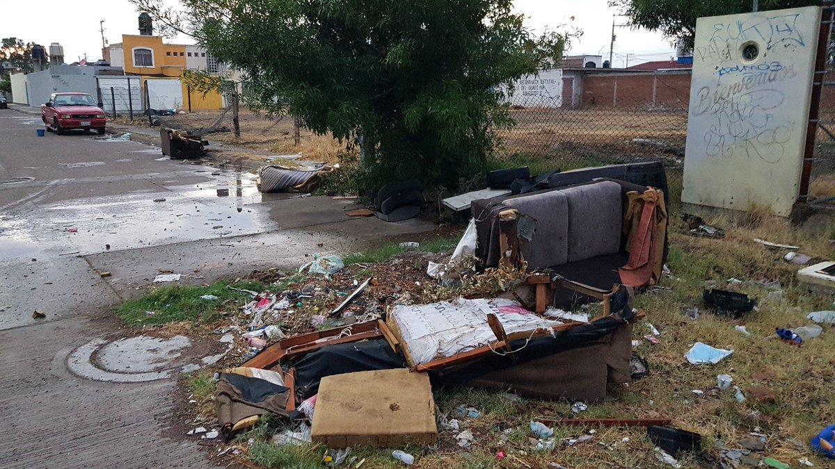 FVelazquezB's tweet photo. Buenas tardes, para pedir de su apoyo con una patrulla ecológica @spublicos_dgo para recoger toda esa basura que los vecinos dejan y además es un foco de infección, ya que juegan niños. El domicilio se los puedo proporcionar por inbox, agradezco mucho su ayuda y pronta solución. https://t.co/7HCc8GvwCB