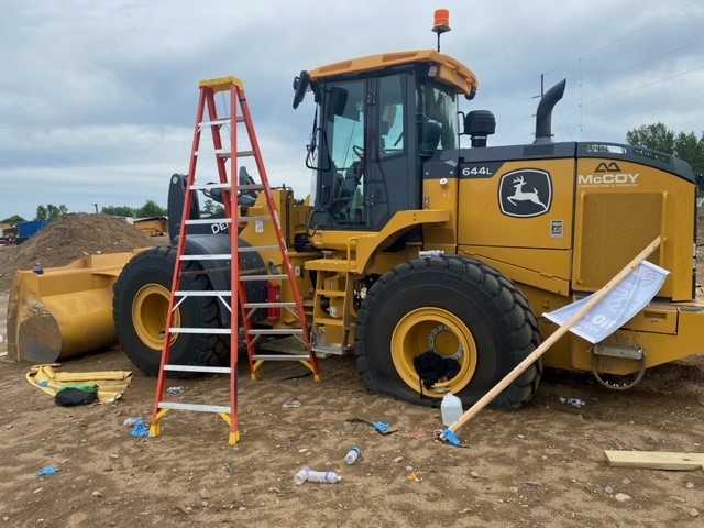 ProtesterLife's tweet image. Native workers forced to flee after #StopLine3 mob storms pipeline construction site and vandalized equipment. bit.ly/35dKl88