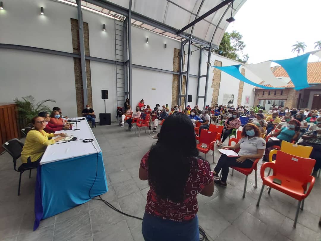 ErikaPSUV's tweet photo. Día a día trabajamos con nuestros equipos Hogares de la Patria, Parto Humanizado, Lactancia Materna y el Consejo de Protección de Niños, Niñas y Adolescentes para transformar esquemas familiares con el debate de la Ley de Protección de las Familias, la Maternidad y la Paternidad. https://t.co/WURbMZWyGR