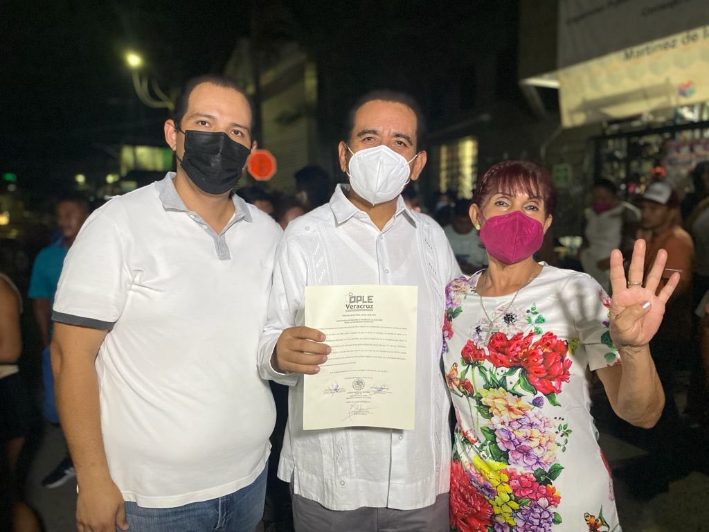 DipRodrigoCSD7's tweet photo. Aunque la espera fue larga, valió la pena, porque esta madrugada de jueves nos fue entregada la Constancia de Mayoría, que me acredita como Presidente Municipal Electo de Martínez de la Torre. 
Me dio mucho gusto ver que, a pesar de la hora, encontré a muchos amigos y amigas. https://t.co/6riDwSWZsp