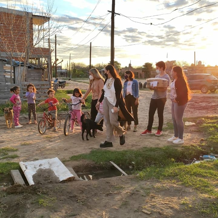 PIRELLITAMARA's tweet photo. CERCANIA | TRABAJO EN TERRITORIO.

Visitamos a distintos vecinos, y recorrimos el Barrio Dr. Montaña  junto a la @jproctes.
👉Somos El Cambio o no Somos Nada.

#jproctes #Juventud #somoselcambio https://t.co/J9oRVsU5WJ