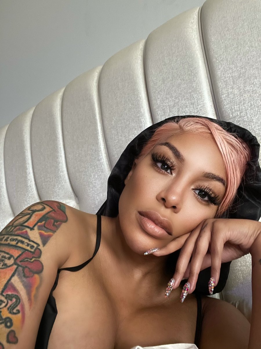 kmichelle's tweet photo. I’m just pretty. Get over it https://t.co/UBiuZYpg24