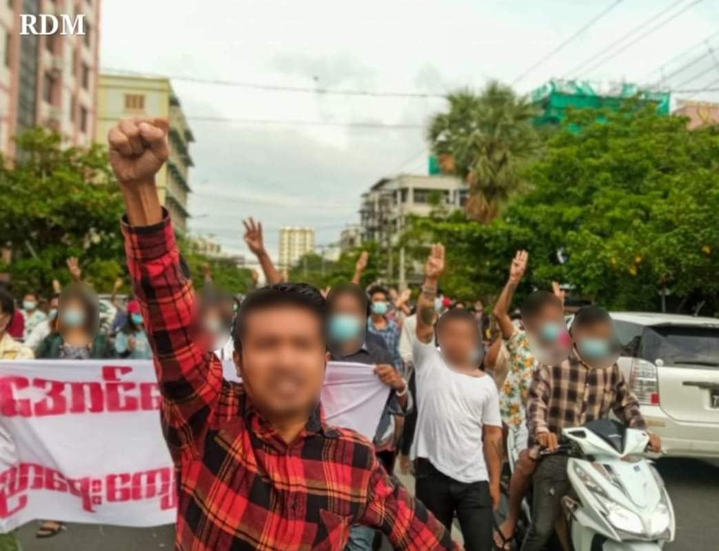 Today morning,  #AungMyayTharSan Education strikes march on Mandalay Main Road to overthrow the military dictatorship.

#WhatsHappeningInMyanmar
#June11Coup
#HelpKayah