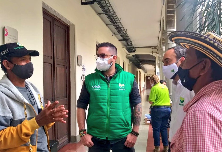 lucasgarciac's tweet photo. En @VIVAantioquia desde el 2020 hemos planteado diálogos con @IndigenasAnt por la Vivienda Indígena de calidad, que dignifique la cultura de las comunidades y vincule la naturaleza... hoy seguimos articulando acciones del hábitat sostenible con la Minga Indígena. #UNIDOS 🏡🌳🌱 https://t.co/uF7ytplQsE