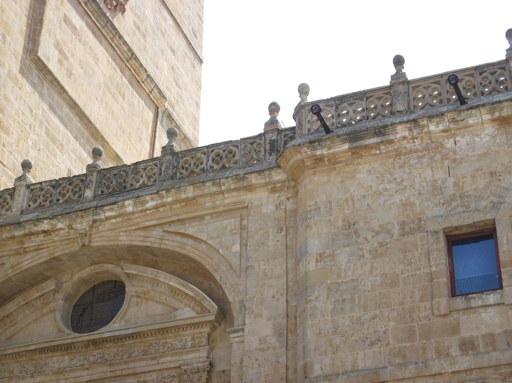 ACDPatrimonio's tweet photo. La portada de la Catedral Vieja no es ajena a las filtraciones de aguas pluviales, generación y humedades y consiguiente degradación de la piedra arenisca.
No es ninguna novedad pero habiendo un Plan Director y un arquitecto a cargo del conjunto sorprende la demora. https://t.co/LMpUBobSBN