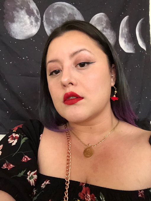 I can be your pretend girlfriend. I just really like going on dates! I love getting dolled up and being<a href="/tag/zelda"class="tags"><span>#zelda</span></a>