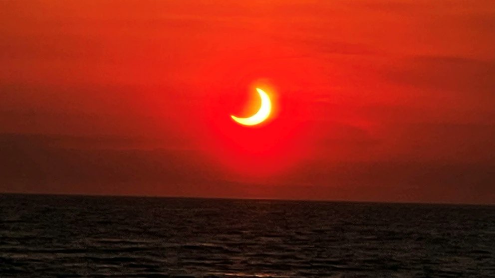 javyfeu's tweet image. El eclipse parcial visto desde Avonn by the Sea en New Jersey, Estados Unidos. 
#Eclipse #Eclipse2021 #EclipseParcialDeSol