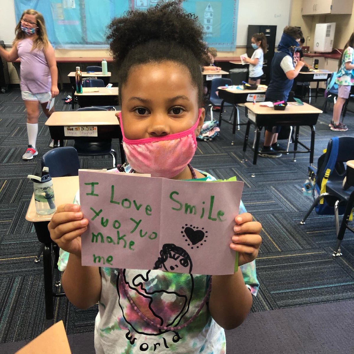 smsdlovesart's tweet photo. First Grade Artists use their prints to make some very special cards ❤️. https://t.co/N1N0bgY82M