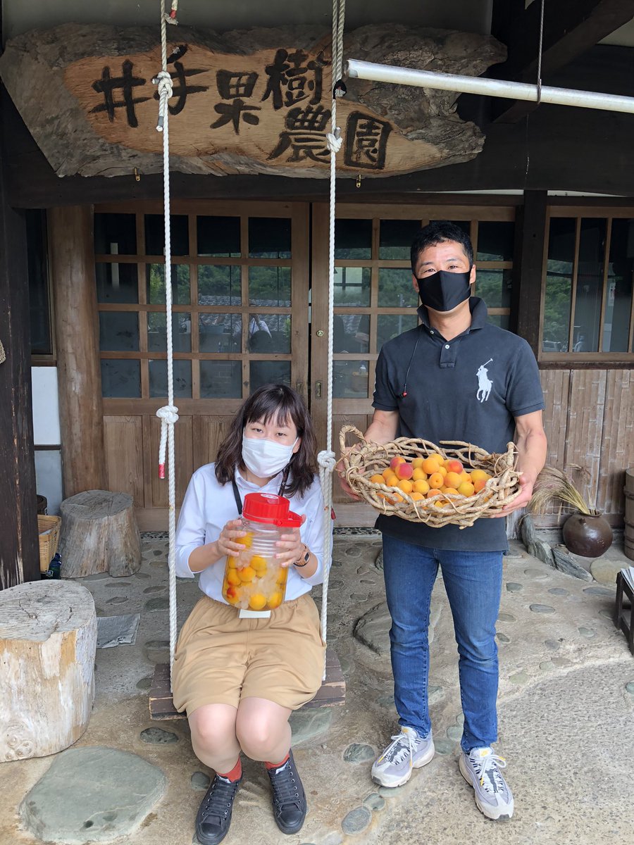 nbc_radio's tweet photo. 長崎市田中町の井手果樹農園からお伝えしました😊
梅シーズン、何か梅仕事をしたいと思い、井手果樹農園産の梅を使って梅酒を作りました
4リットルの保存ビンに、梅1キロ、氷砂糖1キロ、ホワイトリカー1.8Lを入れて3〜4ヶ月保存して完成です🌸
1年ぐらいたつとより濃厚になるそうです！
#なうNBCラジオ https://t.co/pL1w6j6Okc