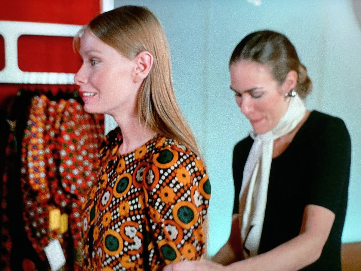 Every movie should have a scene halfway through it where @LynnLynnlowry and #MaryWoronov shop for 1970s fashions. #lynnlowry #sugarcookies #70sfashion