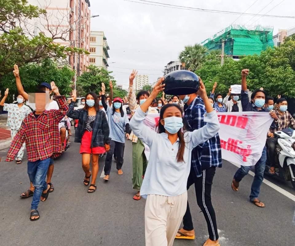 nslwin's tweet photo. University &amp; High School Students in MANDALAY marched to protest against military dictatorship today morning.

#June11Coup #WhatsHappeningInMyanmar #MilkTeaAlliance https://t.co/wAvALqAsCI