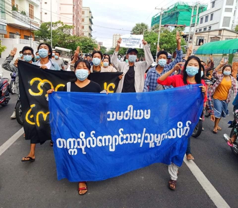 nslwin's tweet photo. University &amp; High School Students in MANDALAY marched to protest against military dictatorship today morning.

#June11Coup #WhatsHappeningInMyanmar #MilkTeaAlliance https://t.co/wAvALqAsCI