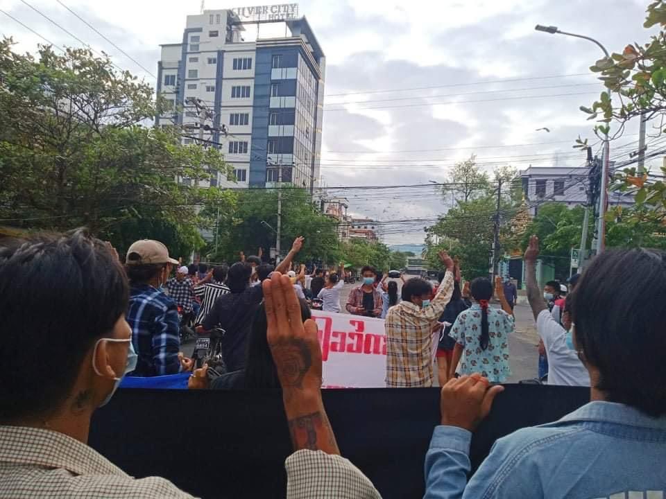 nslwin's tweet photo. University &amp; High School Students in MANDALAY marched to protest against military dictatorship today morning.

#June11Coup #WhatsHappeningInMyanmar #MilkTeaAlliance https://t.co/wAvALqAsCI