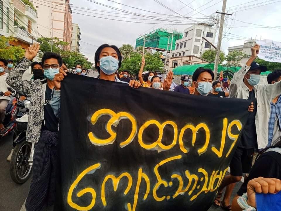 University &amp; High School Students in MANDALAY marched to protest against military dictatorship today morning.

#June11Coup #WhatsHappeningInMyanmar #MilkTeaAlliance