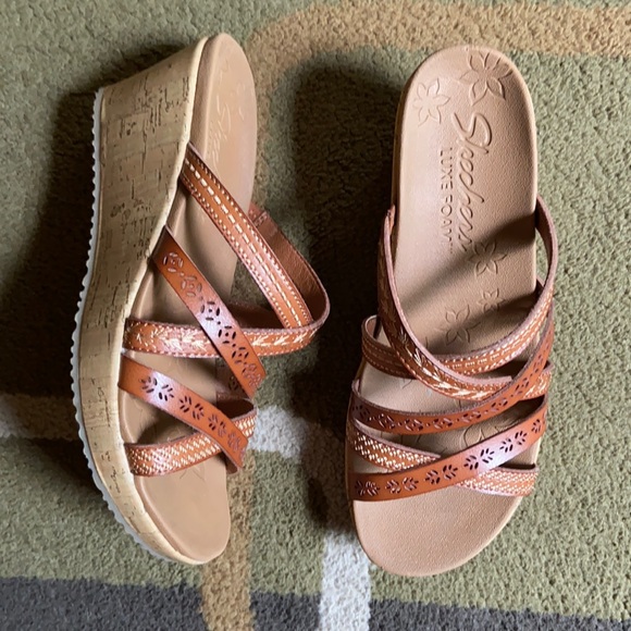 kalikells's tweet photo. So good I had to share! Check out all the items I'm loving on @Poshmarkapp #poshmark #fashion #style #shopmycloset #skechers #raedunn: https://t.co/k67jdbBaUm https://t.co/X7Aqa3YaeP