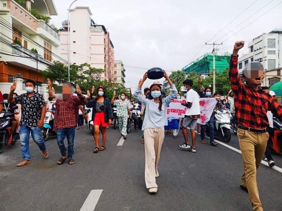Snow_Frozenn's tweet photo. Strike against military dictatorship from #Mandalay on #June11Coup. @RapporteurUn @SchranerBurgen1 @YourAnonCentral @VivianBala @TostevinM @clarissaward @USAmbUN  #WhatsHappeningInMaynmar https://t.co/74I1H4b8zZ