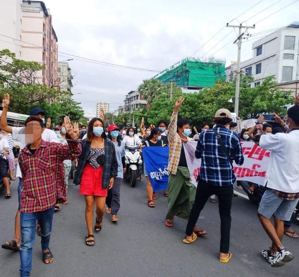 Snow_Frozenn's tweet photo. Strike against military dictatorship from #Mandalay on #June11Coup. @RapporteurUn @SchranerBurgen1 @YourAnonCentral @VivianBala @TostevinM @clarissaward @USAmbUN  #WhatsHappeningInMaynmar https://t.co/74I1H4b8zZ