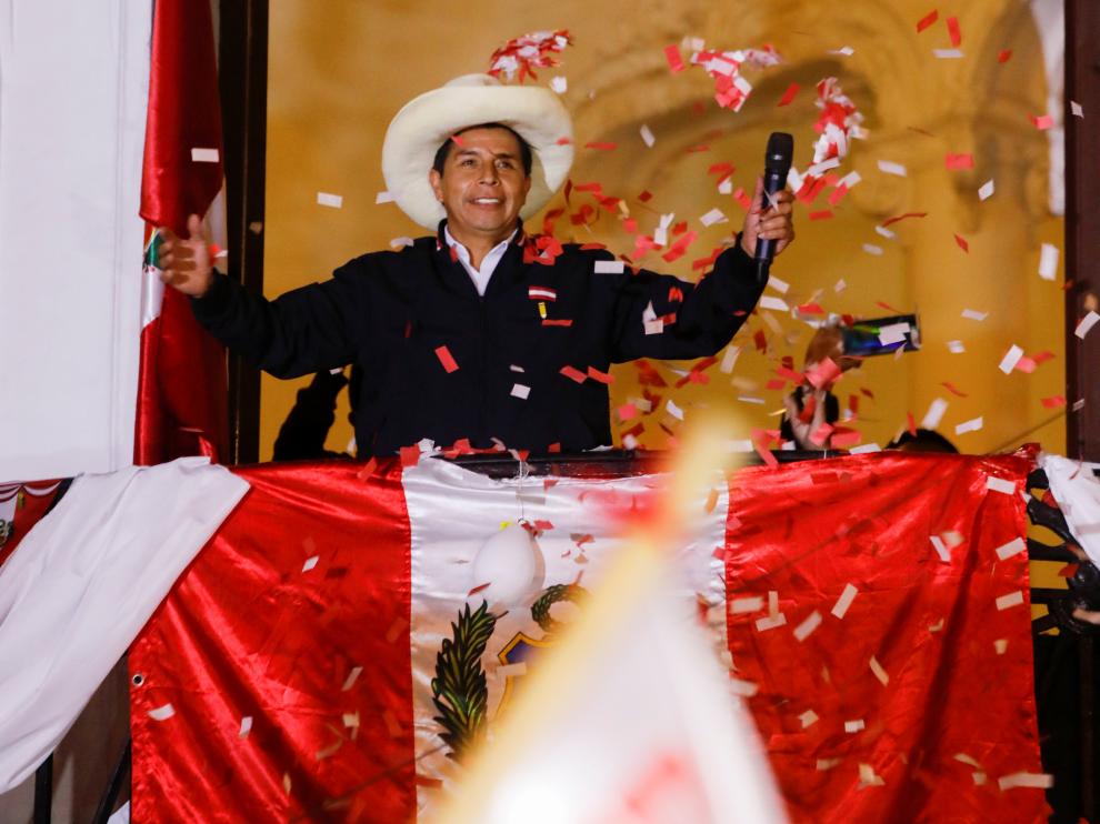 EvoGeneracion's tweet photo. Felicitaciones @PedroCastilloTe, el triunfo del pueblo 🇵🇪 es sin duda la mejor noticia para la región. Al final tu honestidad y autenticidad le ganaron a toda la oligarquía limeña y a sus medios de comunicación.

¡Que vivan los pueblos libres!

🇵🇪🎊🇧🇴🥳🎉🎈🎏 https://t.co/03AgCP0Qj4