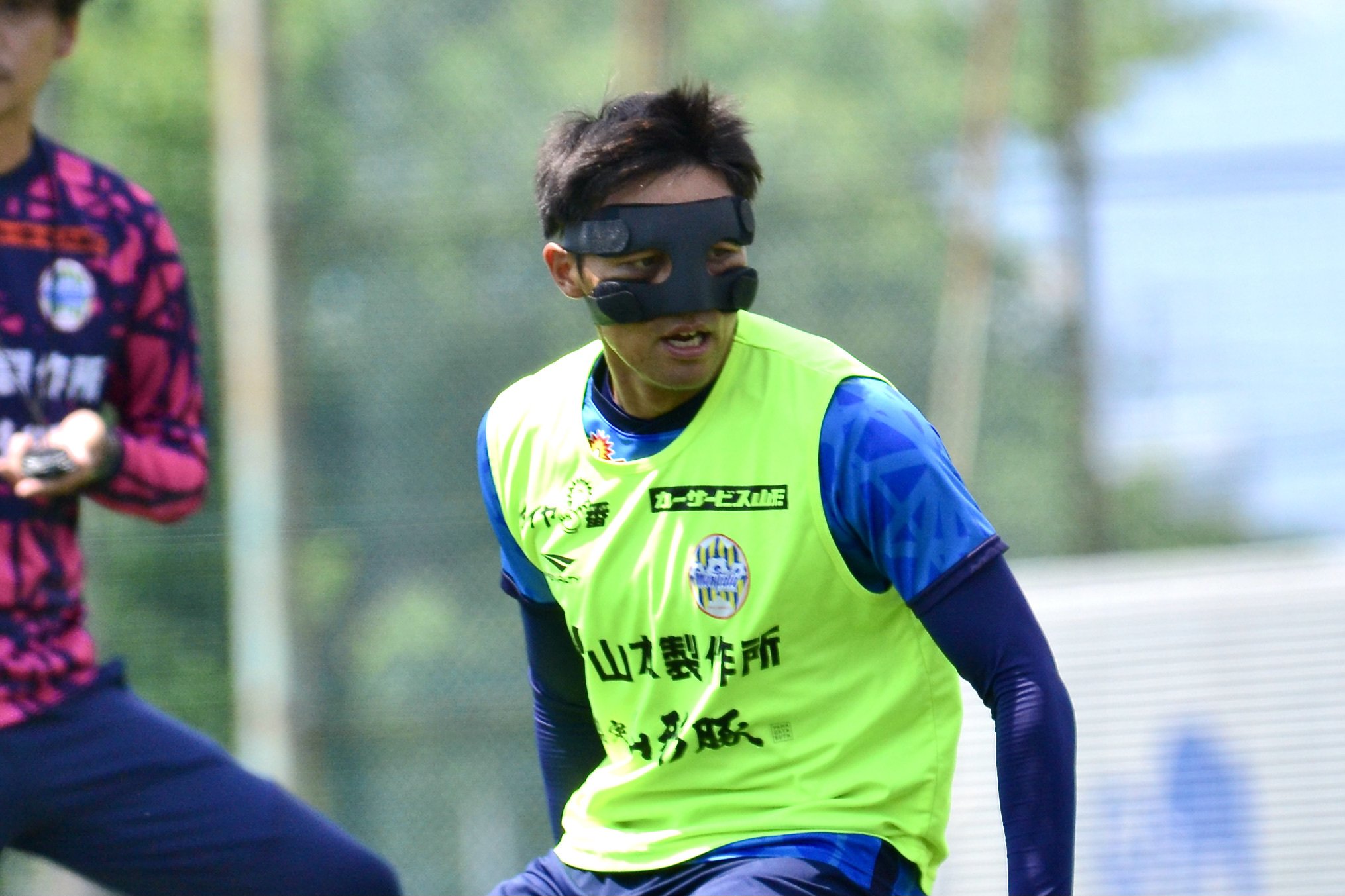 北海道 東北 サッカー新聞エルゴラッソ記者班 前節 千葉 戦で顔面に相手の肘が入り負傷した 山田拓巳 選手 どうやら発注していたフェイスガードが届いたようで 練習中はこの姿に そう言えば今節は 山口 戦 渡部博文 選手とフェイスガード同士の 北海道 東北 サッカー新聞エルゴラッソ記者班 前節 千葉 戦で顔面に相手の肘が入り負傷した 山田拓巳 選手 どうやら発注していたフェイスガードが届いたようで 練習中はこの姿に そう言えば今節は 山口 戦 渡部博文 選手とフェイスガード同士の