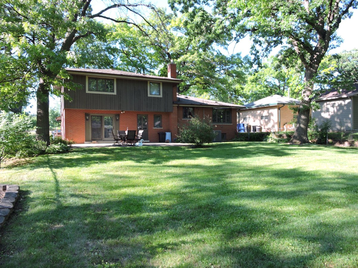 Took pictures of a home this evening in Worth with a large yard any family would ❤️! Contact Michael Elwood from RE/MAX 1st Service at 630-707-0194 for more information. #realestate #worth #worthillinois #remax1stservice #listing #listingphotos #listingphotography