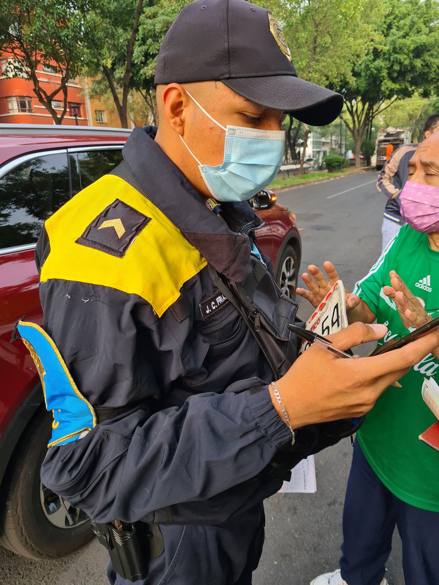 Elgaborracho's tweet photo. El nombre de los oficiales es: 
C. Villalobos H, y J. C. Frias L. El primero con facultad de infraccionar y el segundo es quien de manera autoritaria y prepotente retiró las placas de los vehiculos sin importar que la directora le indicó que el espacio era una zona autorizada. https://t.co/gPiFAKlxSu