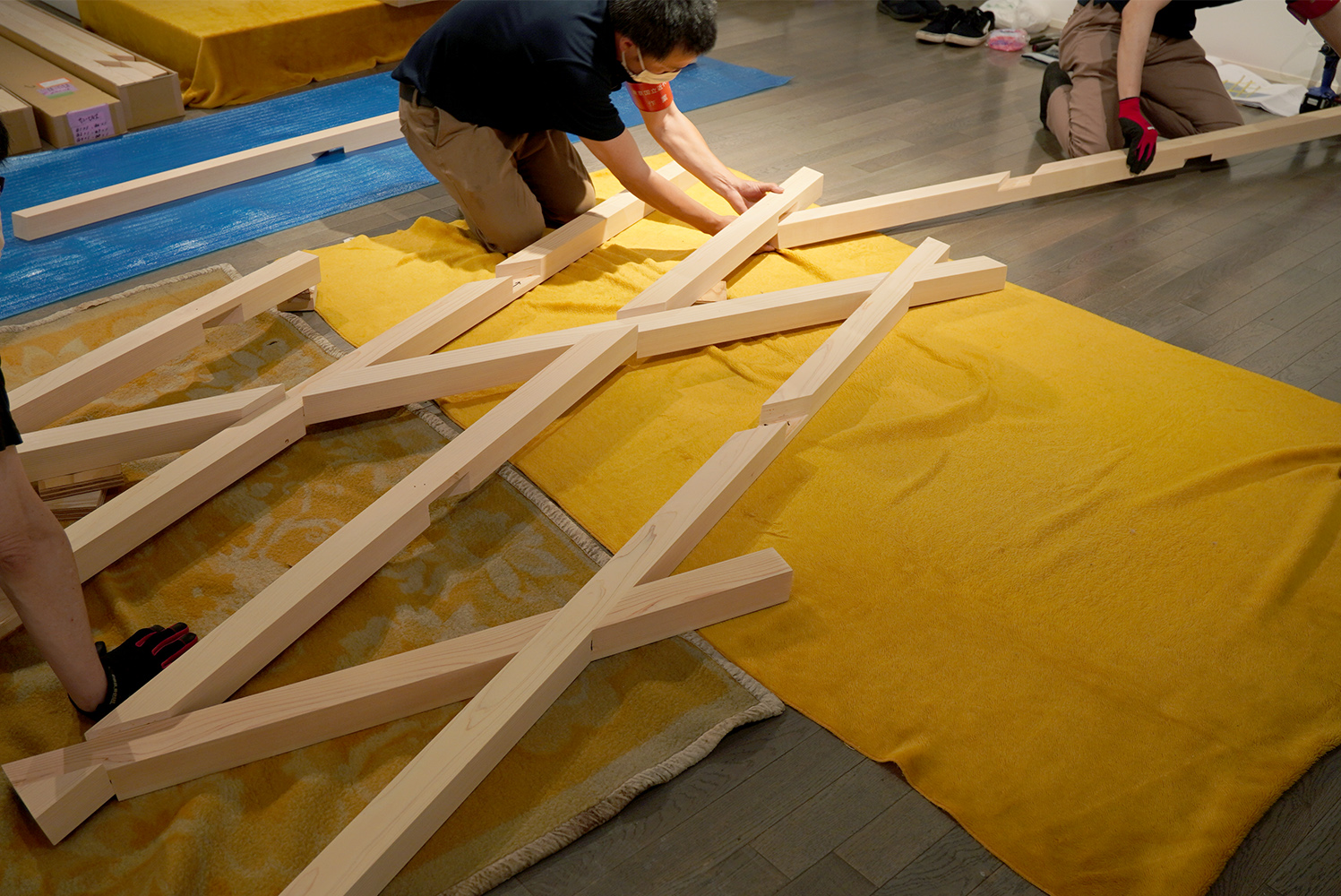 公式 東京国立近代美術館 広報 隈研吾展 6 18 9 26 準備中 青山の裏通りに位置するパイナップルケーキのフラッグシップストア サニーヒルズジャパンのモックアップ 職人がまるで布を織るように部材を組み上げています T Co 0pylbzhldn