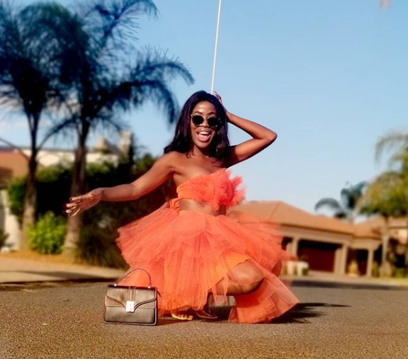 Powerfm987's tweet photo. [ON AIR] This week, @MararaMoabelo introduces new vocalist, @athaliamore in our #Spotlight feature. 

Tune in as she speaks about her debut single “Uyangithanda” &amp; single with @Bekezelamusic called #Baba 

Join the conversation on 0861 987 000 on #POWERUp https://t.co/83ZJilFRCU