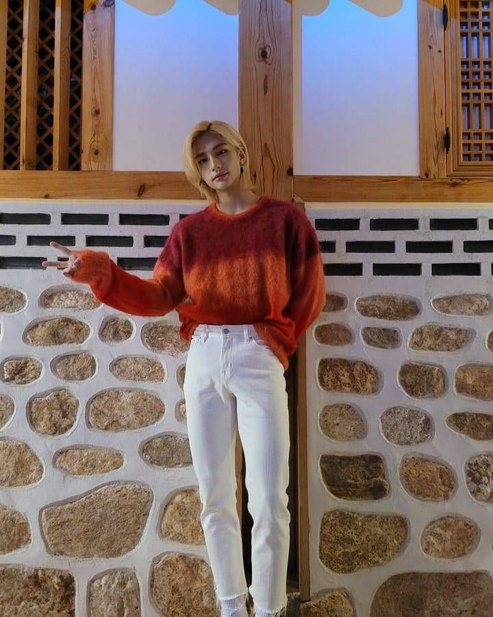 s6urse's tweet photo. "Solo quiero ser parte de tu sinfonía
¿Me abrazaras fuerte y no me soltarás?
Sinfonía...
Como una canción de amor en la radio
¿Me abrazaras fuerte y no me soltarás?"
                -symphony (zara larson) 
#WhereIsHyunjin 
#hyunjin
#JypExplain https://t.co/kqsk7K8KBp