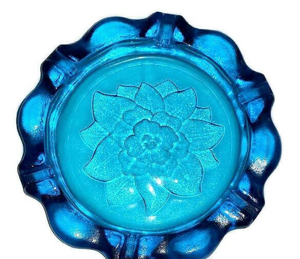 JunkYardBlonde's tweet photo. Blue Glass Floral Cigar Ashtray by Tiara Indiana Glass https://t.co/l5VDsBYScv #blue #midcentury #mcm #cigarashtray #blenkoashtray #ashtray #tiaraglass #indianaglass #blueglassashtray https://t.co/yAVZVpoEjJ