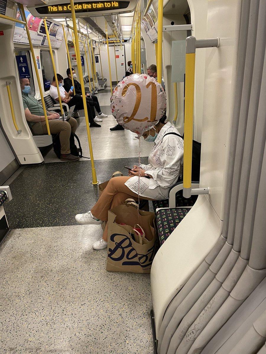ian_hardacre's tweet photo. On the Circle Line
.
#iphone12plus #londonunderground #streetphotography #streetsnappers #streetsnapperscollective #balloon #21 https://t.co/iqnmBnUgqJ